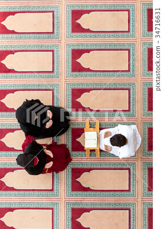 Muslim girl and the man marry by Muslim traditions Muslim girl and the man marry by Muslim traditions 34716631