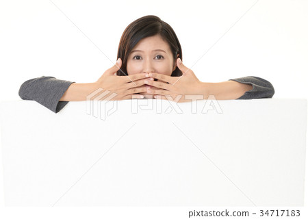 一個驚訝的表情的女人 一個驚訝的表情的女人 34717183
