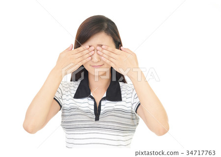 A woman who covers her eyes 34717763