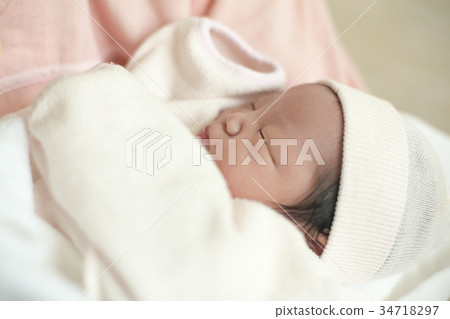 Newborn baby 34718297