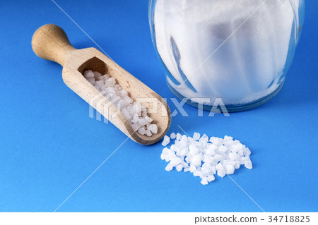 salt crystals with wooden spoon and saltshaker-圖