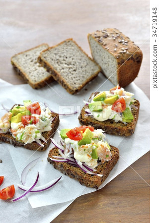 螃蟹和鱷梨打開沙子 34719148