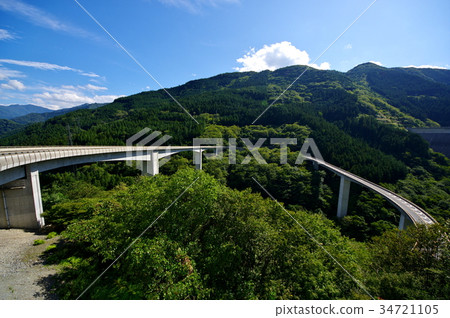 藍天和綠色的山和環橋Oku Chichibu Lightning Den Rokugi Bridge a-1 34721105