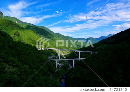 Mountains and valleys and loop bridge Oku Chichibu Lightning from the Rokugi Bridge seen from the dam c-3 Cloud shadow Wide angle 34721240