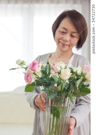 中間女性鮮花 34722730