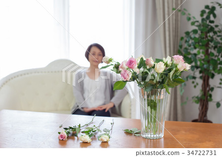 中間女性鮮花 34722731