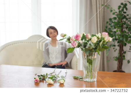 中間女性鮮花 34722732
