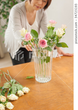 Middle female fresh flowers 34723193