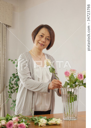 Middle female fresh flowers 34723766