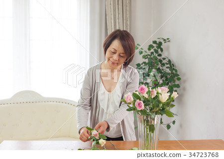 Middle female fresh flowers 34723768