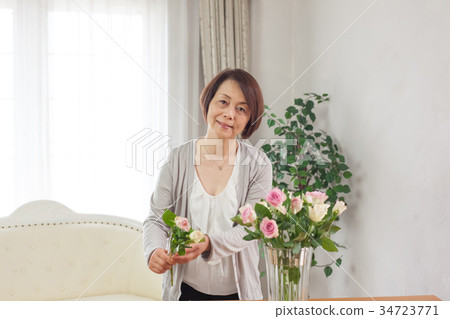 中間女性鮮花 中間女性鮮花 34723771