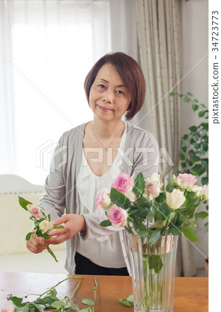 中間女性鮮花 中間女性鮮花 34723773