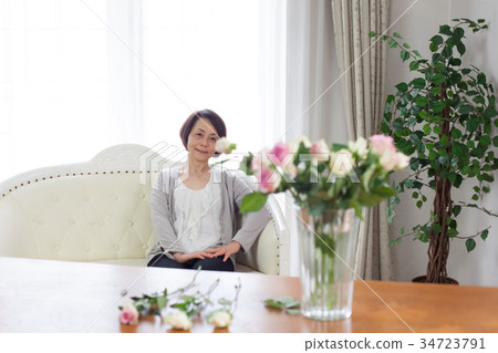 Middle female fresh flowers 34723791