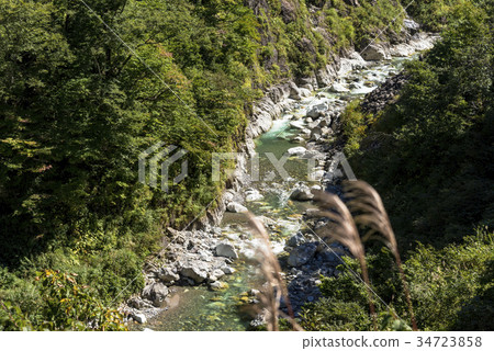 在Hakusan Shirakawago白色路的山小河 34723858