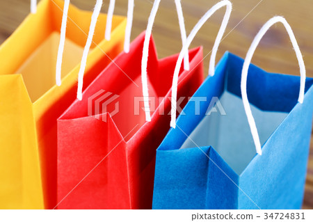 在桌上的三個顏色紙袋 34724831