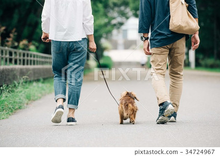 採取狗步行的中間夫婦 34724967