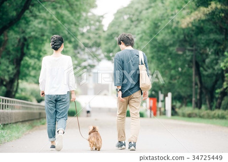 狗步行夫婦後面看法寵物 狗步行夫婦後面看法寵物 34725449
