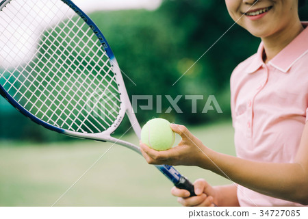 Japanese women in their 30s playing tennis Japanese women in their 30s playing tennis 34727085