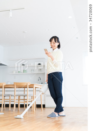 Young woman (cleaning-smartphone) Young woman (cleaning-smartphone) 34728069