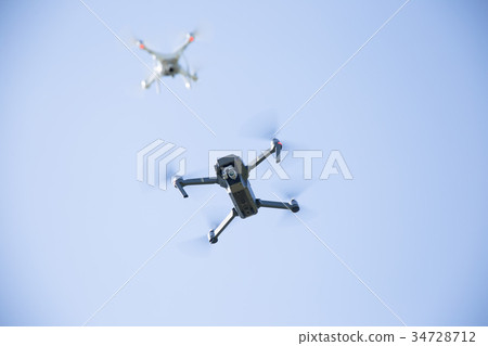 兩架無人機飛行 兩架無人機飛行 34728712