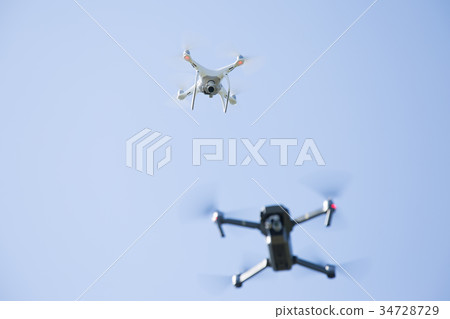 兩架無人機飛行 兩架無人機飛行 34728729
