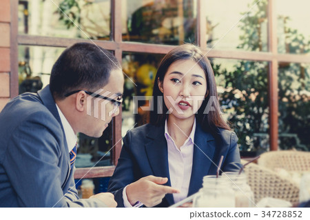 Male and female businessmen are working. 34728852