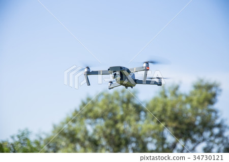 無人機在天空中飛翔 無人機在天空中飛翔 34730121