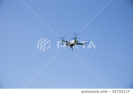 無人機在天空中飛翔 無人機在天空中飛翔 34730127