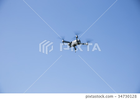 無人機在天空中飛翔 無人機在天空中飛翔 34730128