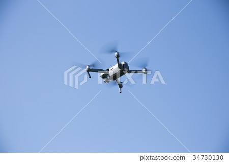 無人機在天空中飛翔 無人機在天空中飛翔 34730130