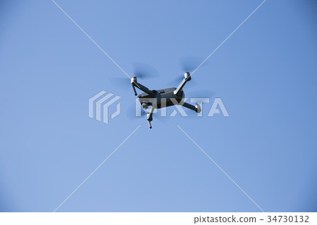 無人機在天空中飛翔 無人機在天空中飛翔 34730132