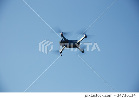 無人機在天空中飛翔 無人機在天空中飛翔 34730134