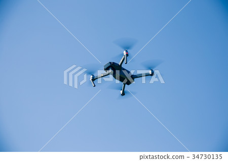 無人機在天空中飛翔 34730135