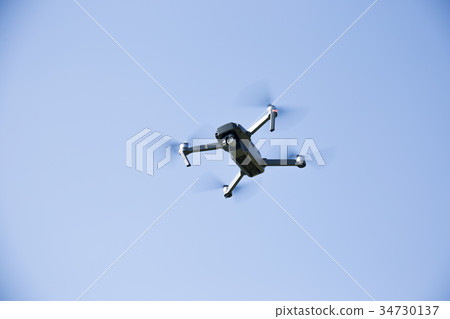 無人機在天空中飛翔 無人機在天空中飛翔 34730137