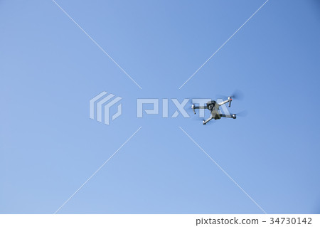 無人機在天空中飛翔 無人機在天空中飛翔 34730142