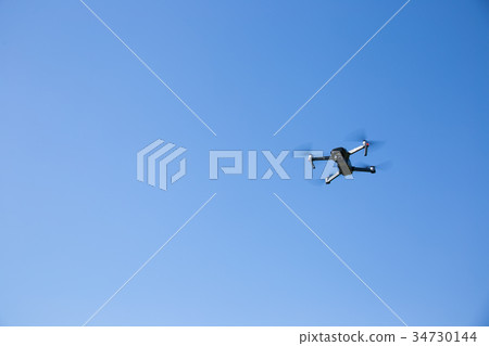 無人機在天空中飛翔 34730144