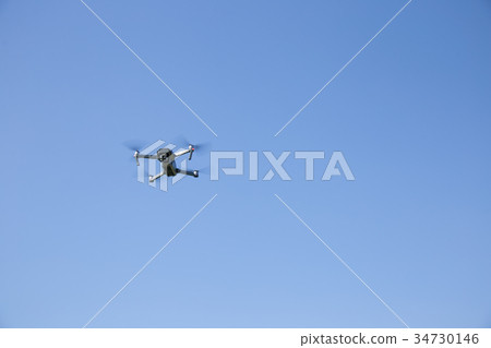 無人機在天空中飛翔 無人機在天空中飛翔 34730146
