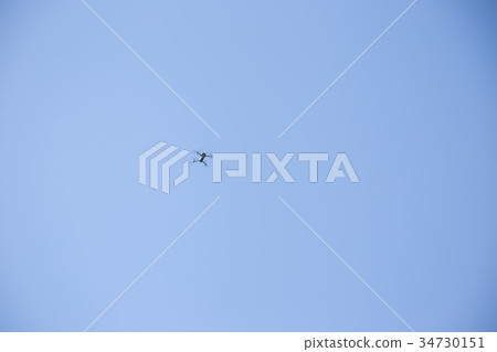 無人機在天空中飛翔 無人機在天空中飛翔 34730151