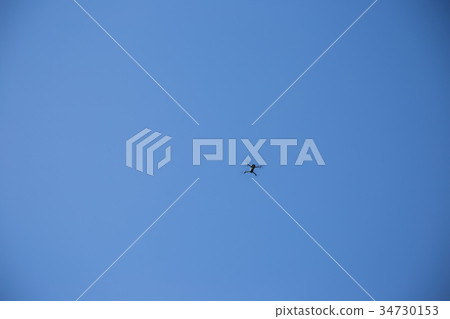 無人機在天空中飛翔 無人機在天空中飛翔 34730153