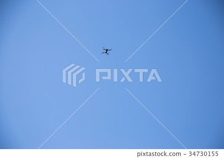 無人機在天空中飛翔 無人機在天空中飛翔 34730155