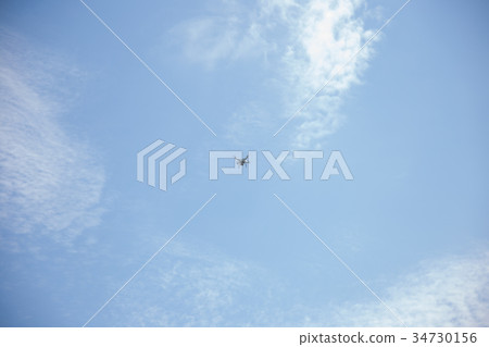 無人機在天空中飛翔 無人機在天空中飛翔 34730156