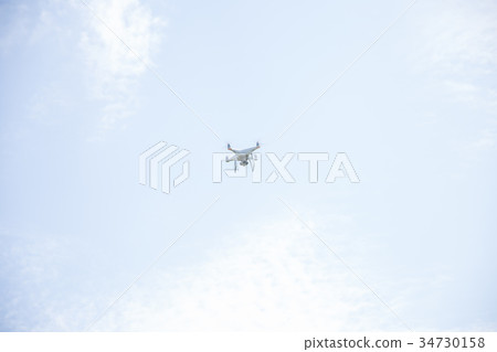 無人機在天空中飛翔 無人機在天空中飛翔 34730158