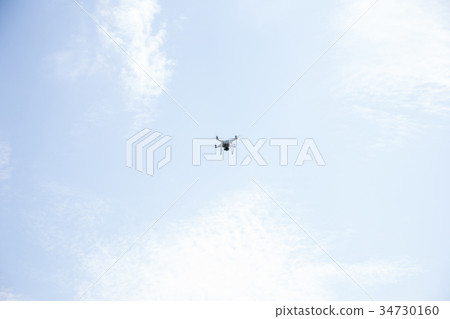 無人機在天空中飛翔 34730160