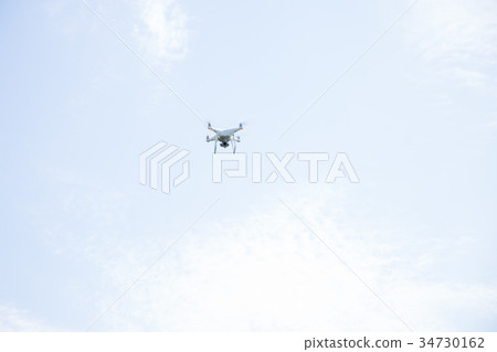 無人機在天空中飛翔 無人機在天空中飛翔 34730162