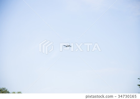 無人機在天空中飛翔 無人機在天空中飛翔 34730165
