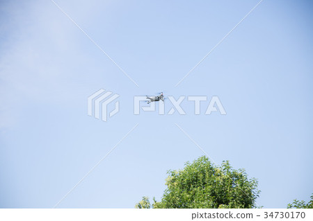 無人機在天空中飛翔 34730170