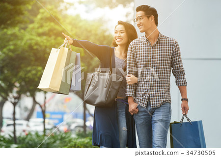 Shopping couple 34730505