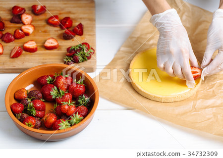 fresh strawberry tart 34732309