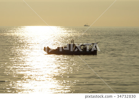 Setting sun 34732830
