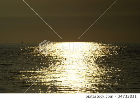 Setting sun 34732831